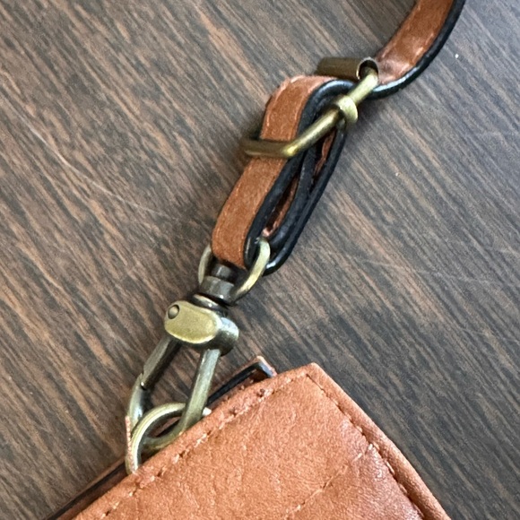 Bueno Women’s Handbag. Adjustable Strap. Brown. Pockets. Simple. Lightweight. - Picture 3 of 8